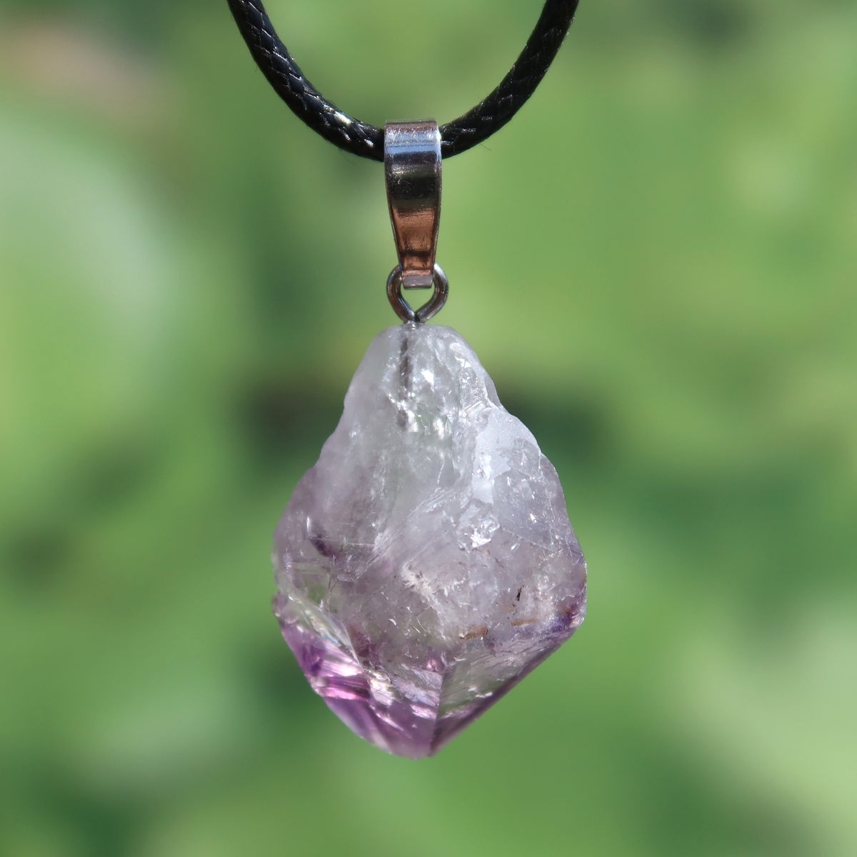 Amethyst Natur Kristall Anhänger - Spiritualität und Intuition - UNIKAT Nr. 10 in natürlicher Form an schwarzer Kette