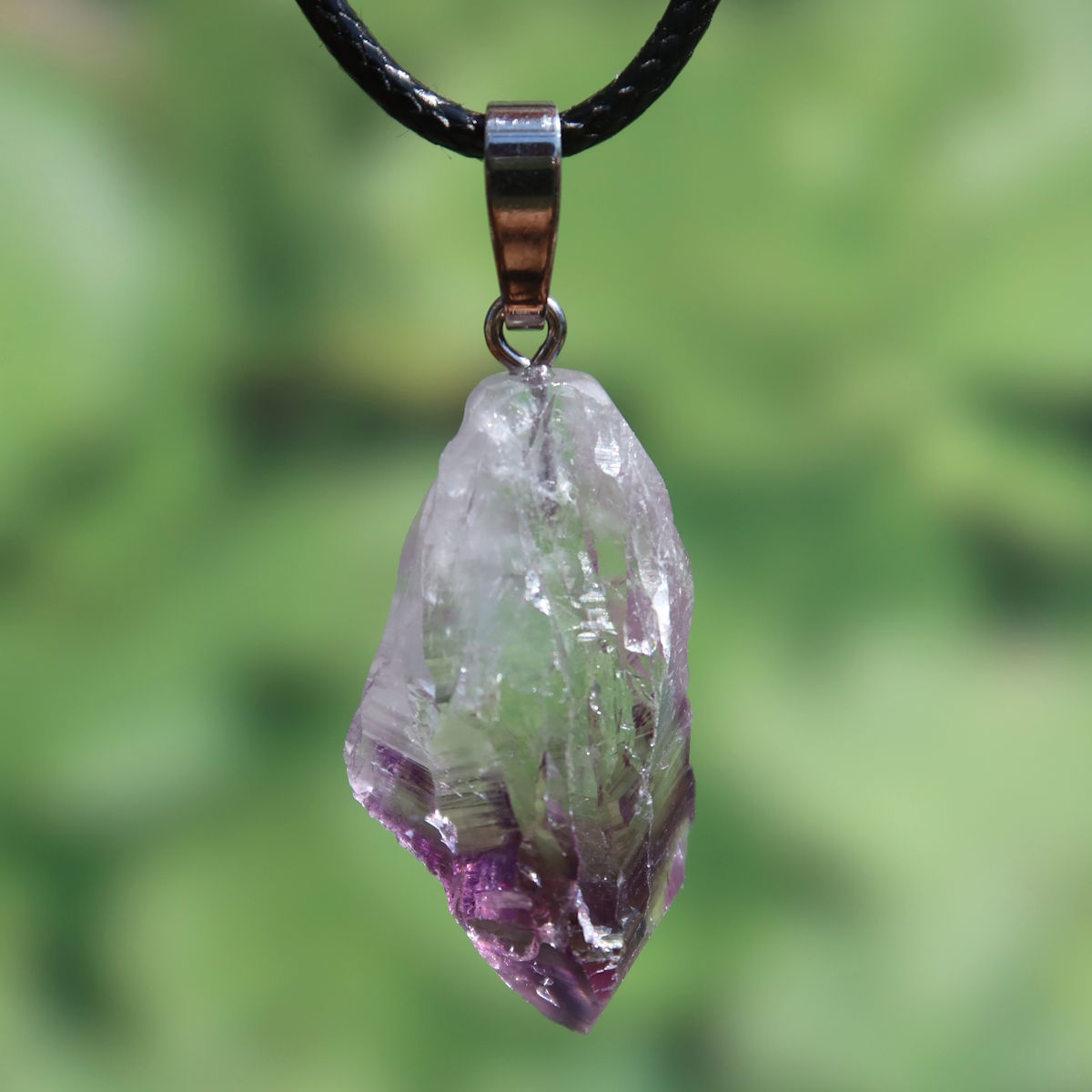Amethyst Natur Kristall Anhänger - Spiritualität und Intuition - UNIKAT Nr. 11 mit roh belassener Amethystspitze an schwarzer Kordel