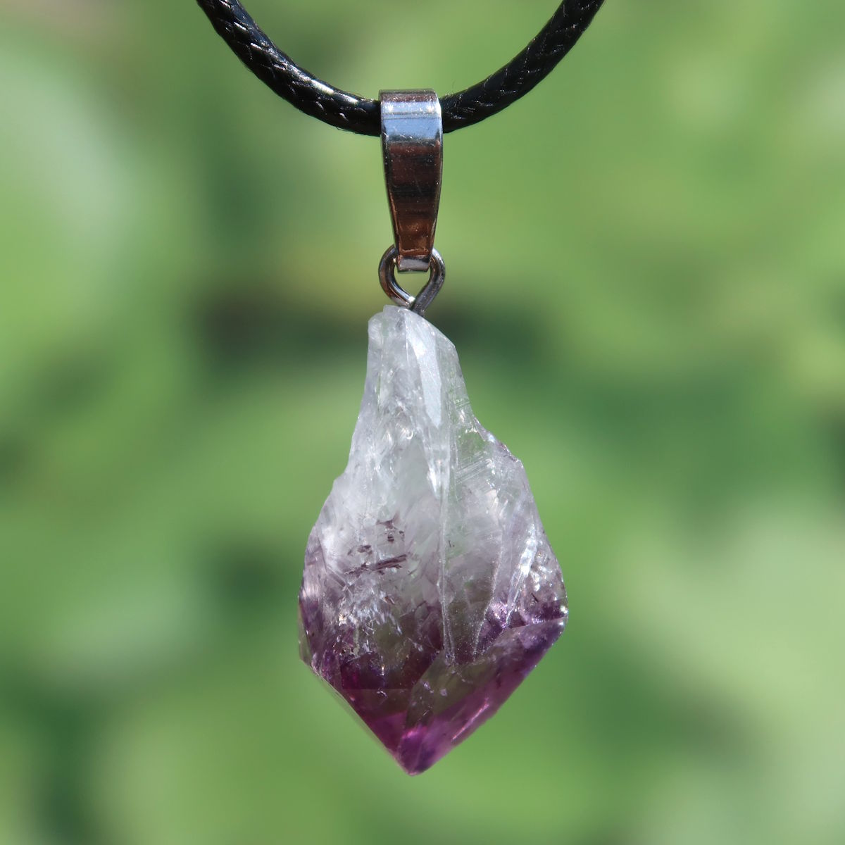 Amethyst Natur Kristall Anhänger - Spiritualität und Intuition - UNIKAT Nr. 13, einzigartiger Naturstein mit roher Spitze.