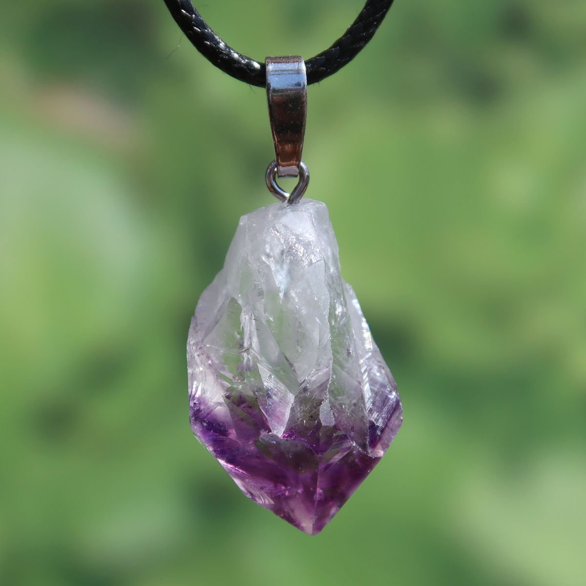 Amethyst Natur Kristall Anhänger - Spiritualität und Intuition - UNIKAT Nr. 16, rauer Amethyst mit lebendiger Farbvielfalt