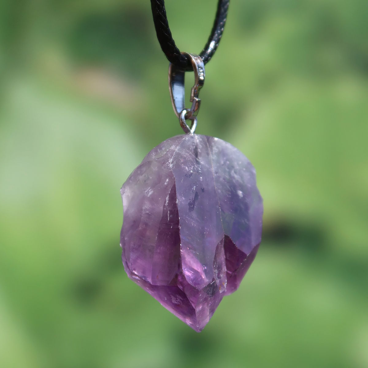 Amethyst Natur Kristall Anhänger - Spiritualität und Intuition - UNIKAT Nr. 4, roher und ungeschliffener Stein auf Kette