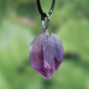 Amethyst Natur Kristall Anhänger - Spiritualität und Intuition - UNIKAT Nr. 4, roher und ungeschliffener Naturstein mit lebendiger Farbvielfalt
