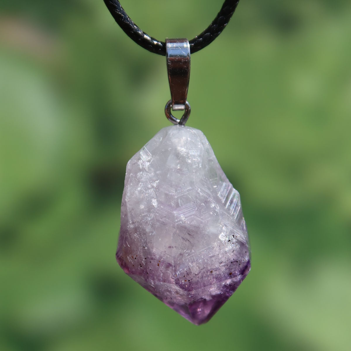 Amethyst Natur Kristall Anhänger - Spiritualität und Intuition - UNIKAT Nr. 6 in natürlichem Design, ideal für Liebhaber echter Steine.