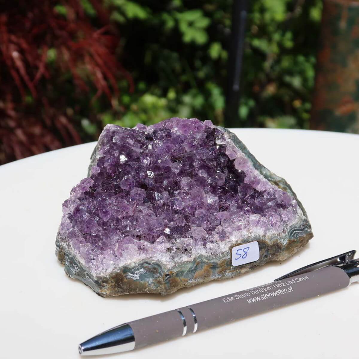 Amethyst Drusen 1A Qualität, 10x10cm, UNIKAT Nr. 58, aus Uruguay, auf weißem Hintergrund mit Kugelschreiber als Größenvergleich.