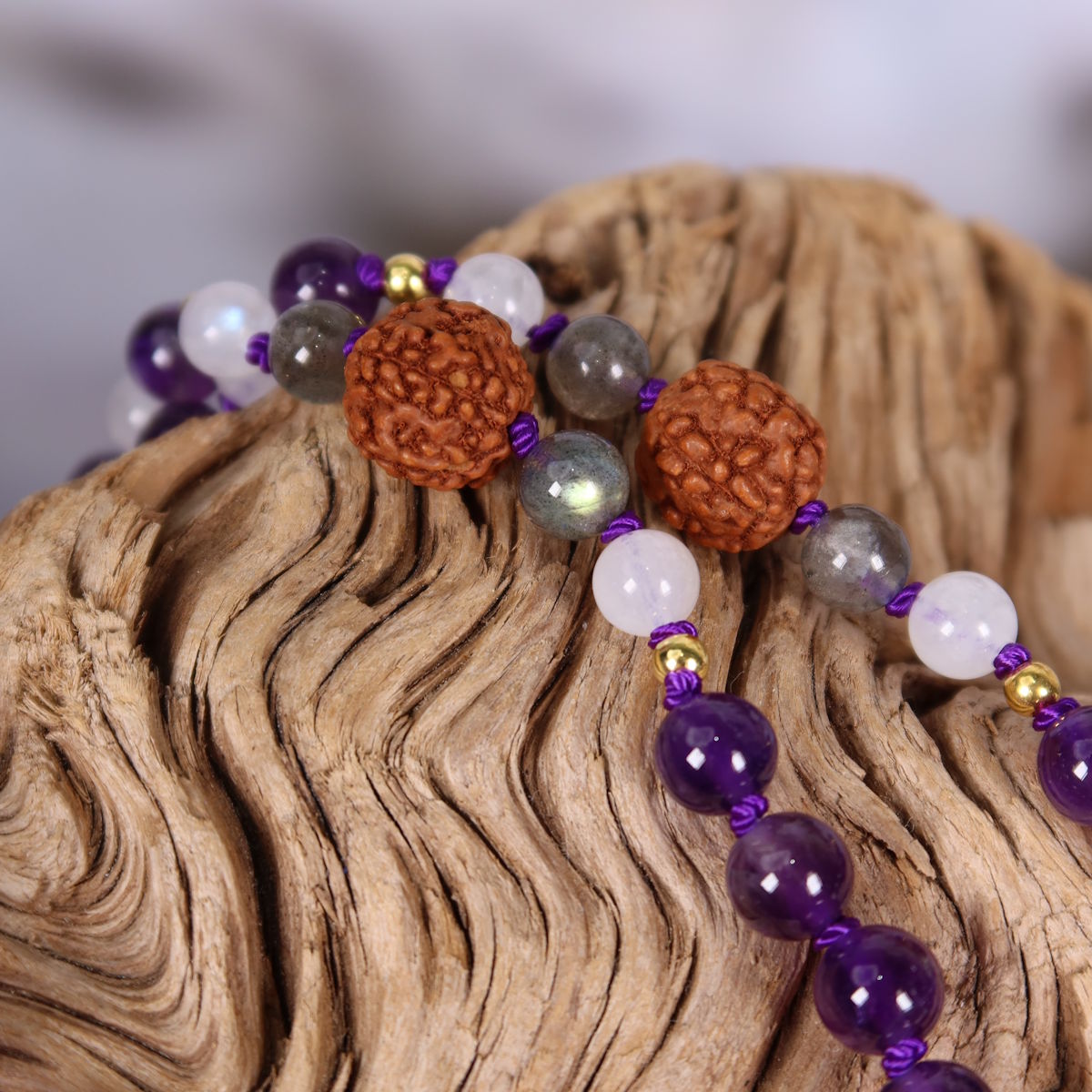 Mala Kette mit Amethyst, Labradorit und Rudraksha-Perlen auf Holz, Labradorit Anhänger im Fokus, spirituell, Unikat Nr. 20