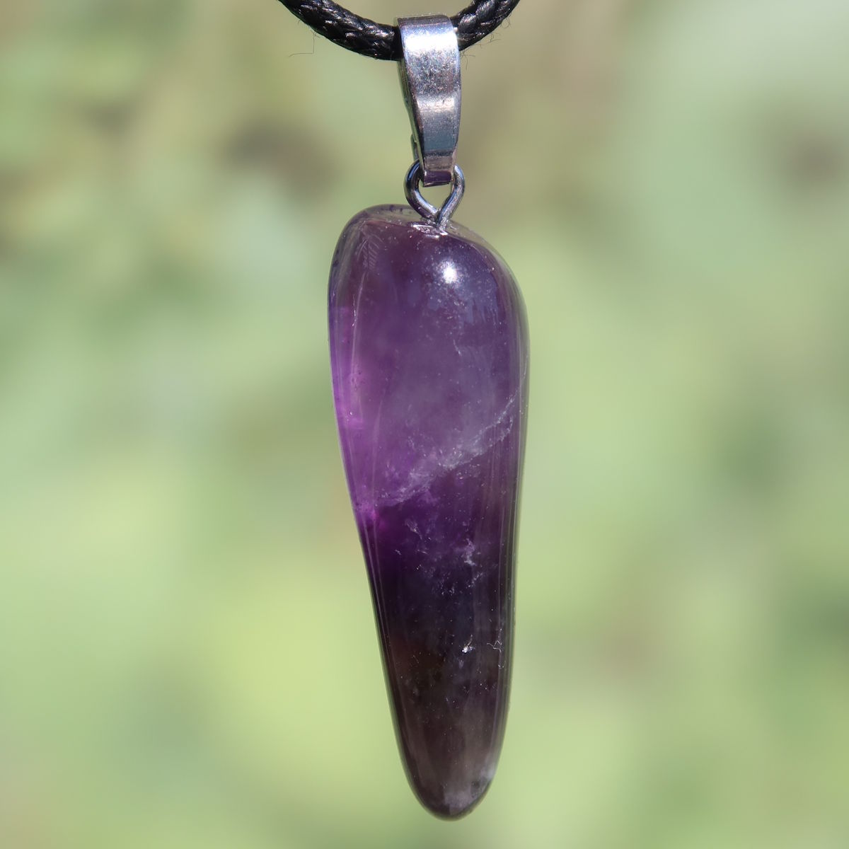 Amethyst Anhänger - Schutz und Spiritualität - UNIKAT Nr. 22 in lila Farbe, mit Silberöse, einzigartig und unverwechselbar.
