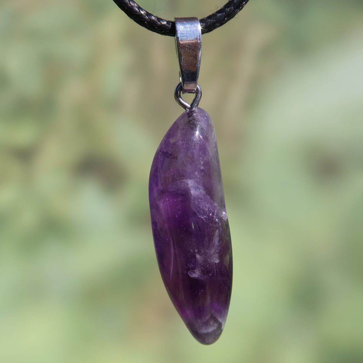 Amethyst Anhänger - Schutz und Spiritualität - UNIKAT Nr. 4, lila Kristall in Silberfassung, handgefertigt.