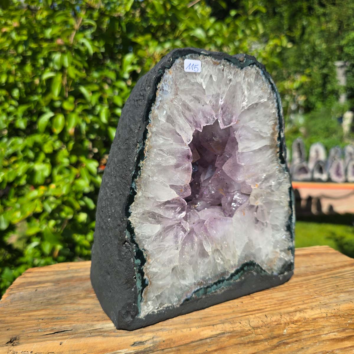 Amethyst Druse – Geode - 21x17x14cm und 7,4kg – Steinwelten OG - Nr. 115; bright crystal hues from Brazil, a striking home accent.