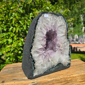 Amethyst Druse – Geode - 21x17x14cm und 7,4kg – Steinwelten OG - Nr. 115; bright crystal hues from Brazil, a striking home accent.