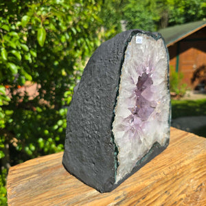 Amethyst Druse – Geode - 21x17x14cm und 7,4kg – Steinwelten OG - Nr. 115 displayed outdoors with sunlight reflection.