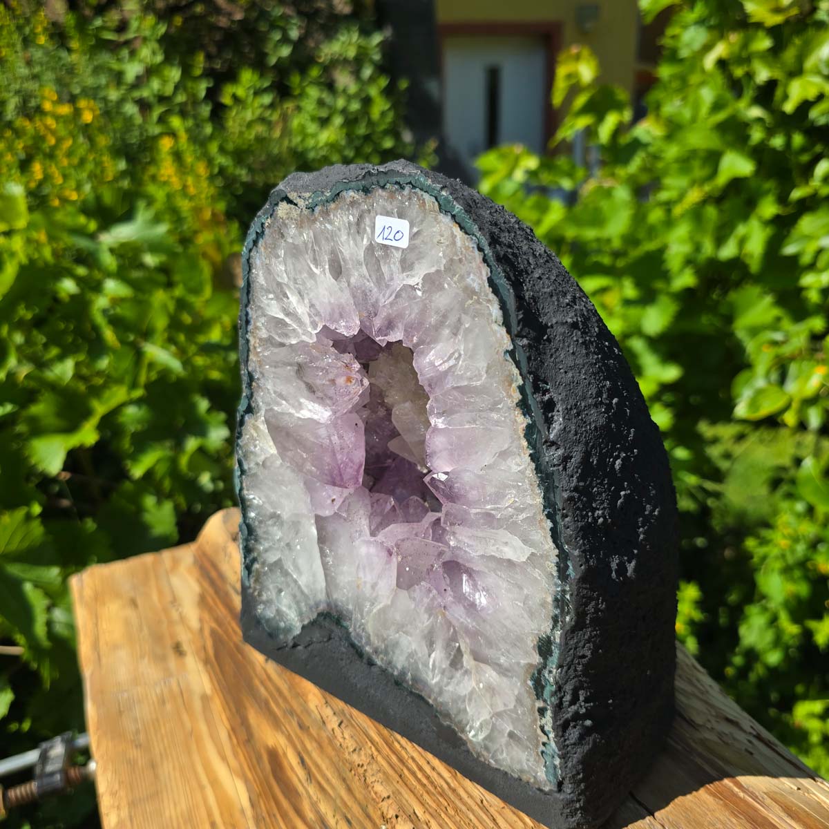 Amethyst Druse – Geode - 22x18x14cm und 7,2kg – Steinwelten OG - Nr. 120, schöne helle Kristalle im Sonnenlicht