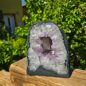 Amethyst Druse – Geode - 22x18x14cm und 7,2kg – Steinwelten OG - Nr. 120, schöne helle Kristalle im Sonnenlicht