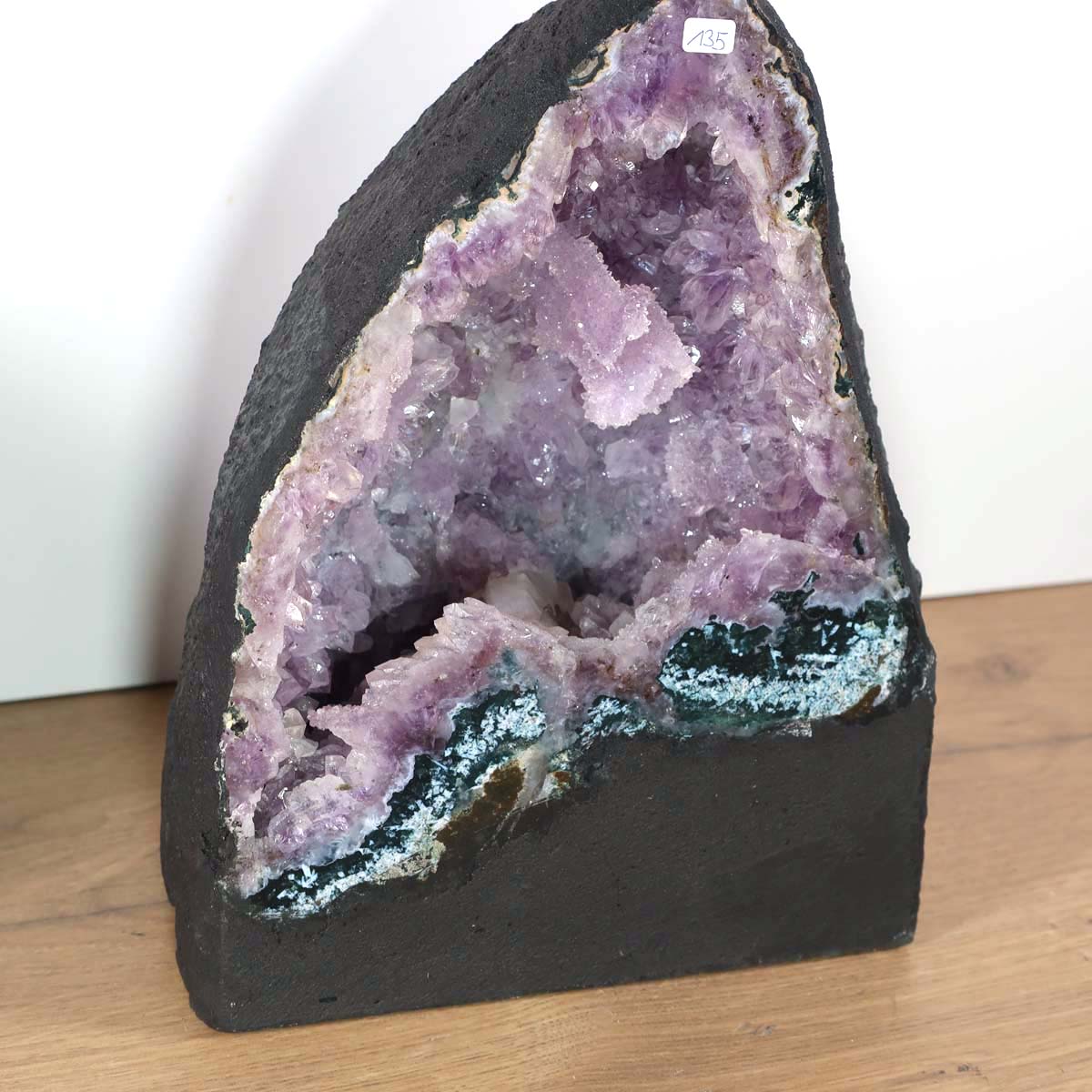 Amethyst Druse – Geode - 29x23x18cm und 13kg – Steinwelten OG - Nr. 135, bright violet crystals from Brazil on display.