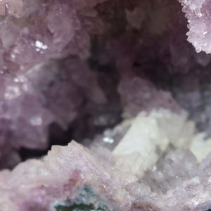 Close-up of Amethyst Druse – Geode - 29x23x18cm und 13kg – Steinwelten OG - Nr. 135 with light purple crystals