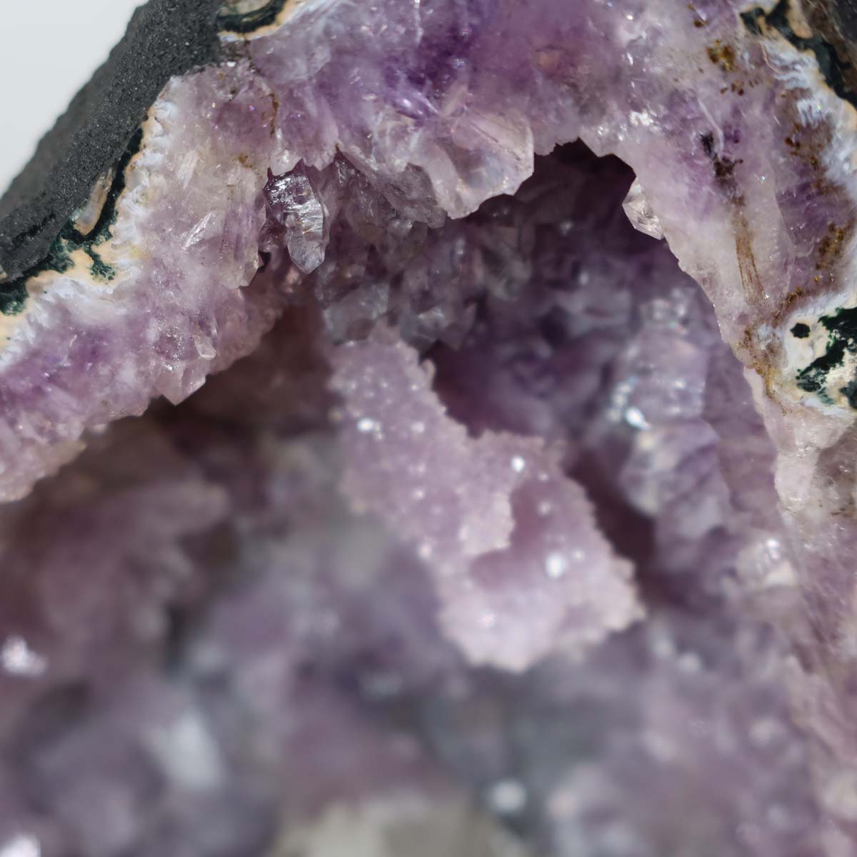 Amethyst Druse – Geode - 29x23x18cm und 13kg – Steinwelten OG - Nr. 135 aus Brasilien, hellviolett leuchtende Kristalle.