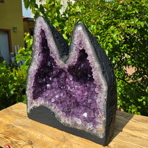 Amethyst Druse – Geode - 45x40x20cm und 36,8kg – Steinwelten OG - Nr. 145, a stunning natural crystal display for elegant interiors.