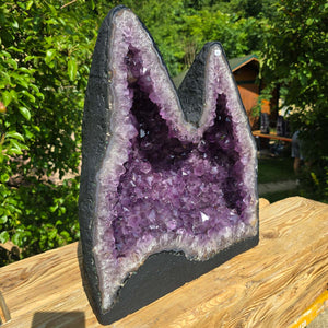 Amethyst Druse – Geode - 45x40x20cm und 36,8kg – Steinwelten OG - Nr. 145, unique amethyst geode displayed on wooden surface outdoors.