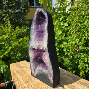 Amethyst Druse – Geode - 48x24x18cm und 21,4kg – Steinwelten OG - Nr. 147 displayed on wooden surface outdoors