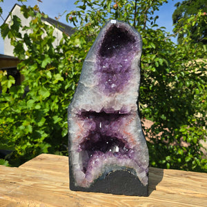 Amethyst Druse – Geode - 48x24x18cm und 21,4kg – Steinwelten OG - Nr. 147 in a natural setting, ideal for elegant interiors.