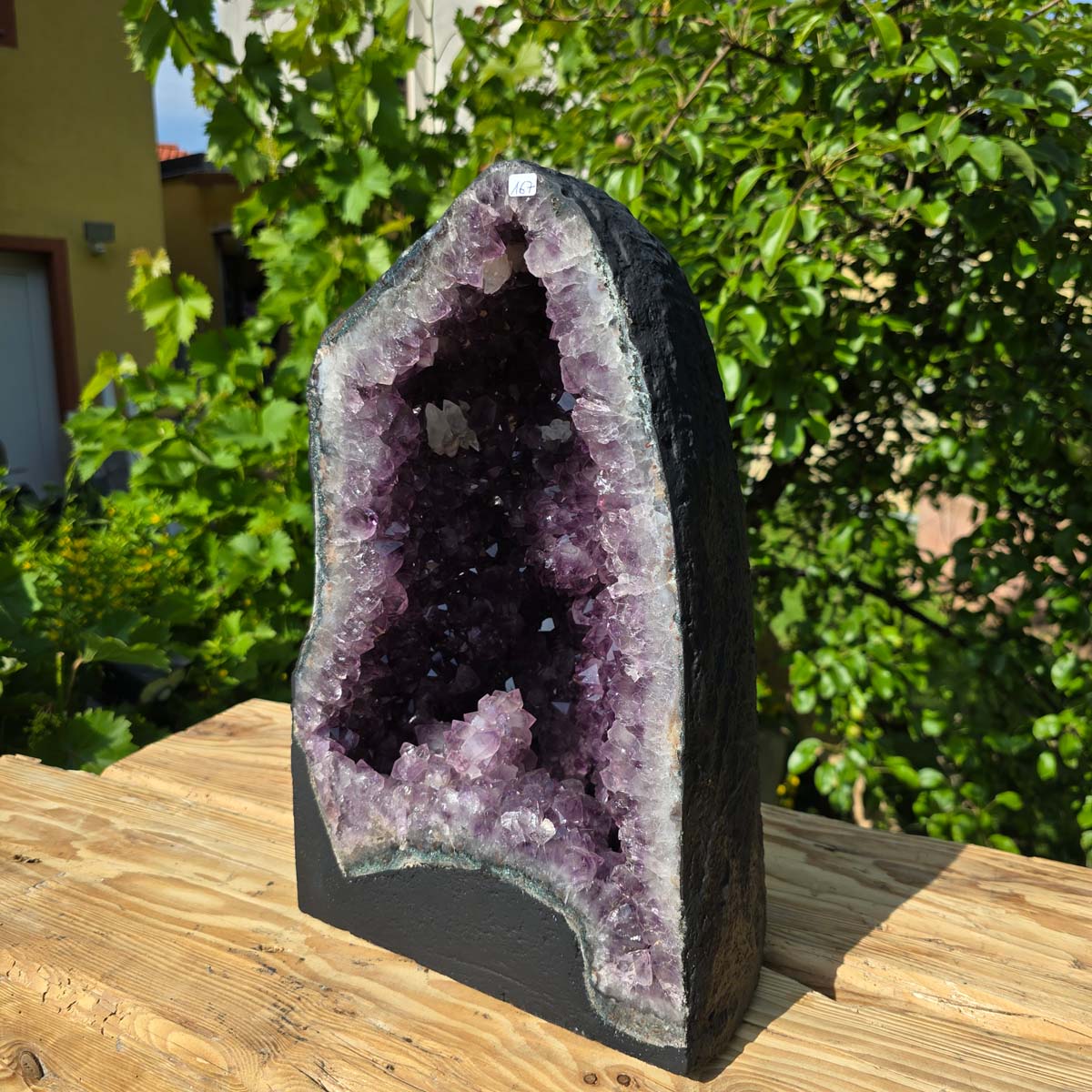 Amethyst Druse – Geode - 38x35x21cm und 21,2kg – Steinwelten OG - Nr. 167 displaying vibrant purple crystals outdoors