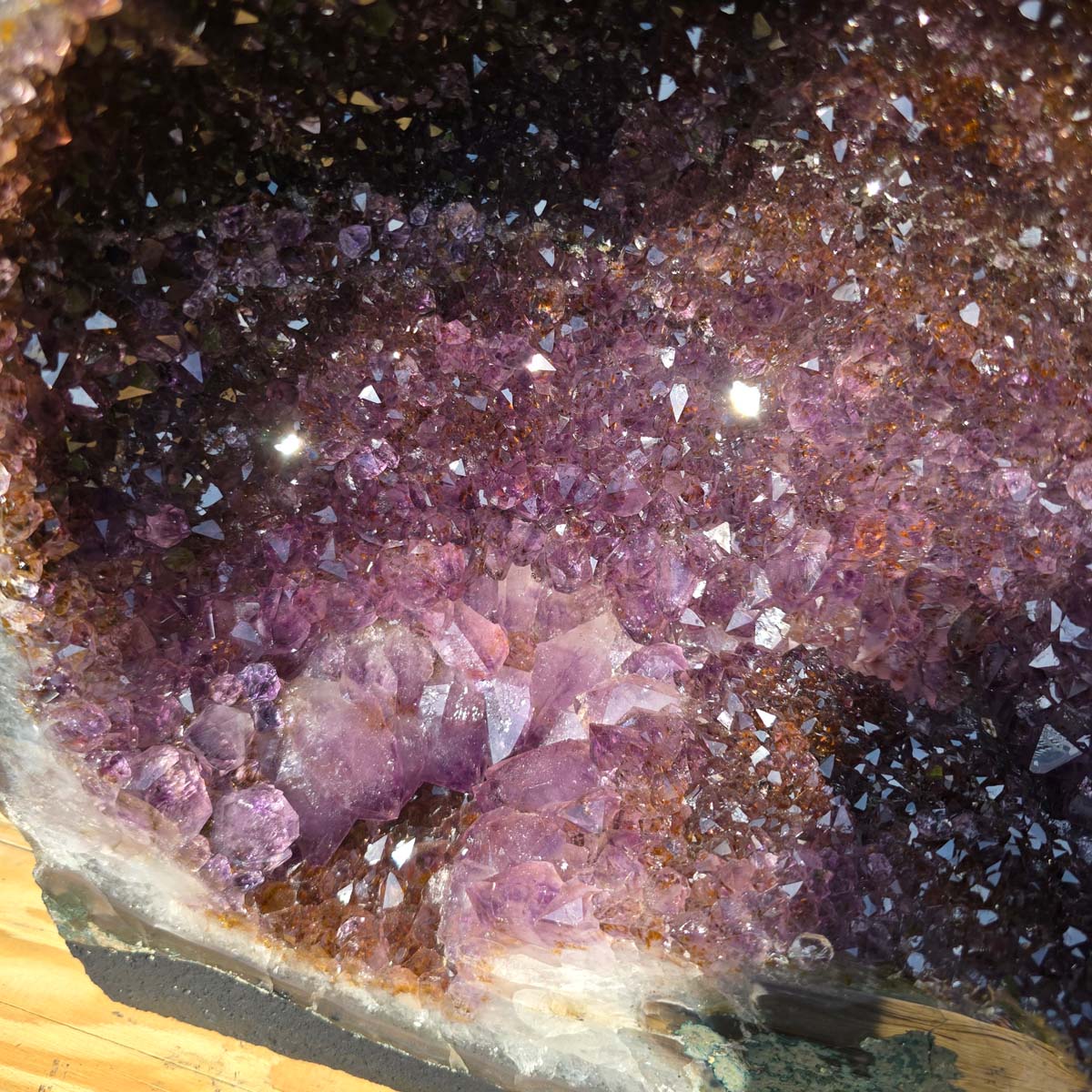 Amethyst Druse – Geode - 38x31x21cm und 21,2kg – Steinwelten OG - Nr. 168, ideal for unique interior decor and meditation.
