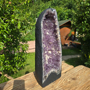 Amethyst Druse – Geode - 52x20x18cm und 17,6kg – Steinwelten OG - Nr. 183 displayed on a wooden surface outdoors