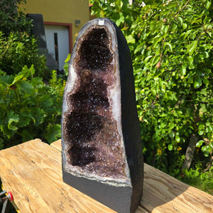 Amethyst Druse – Geode - 48x26x21cm und 19,2kg – Steinwelten OG - Nr. 190, unique home decor piece displayed outdoors