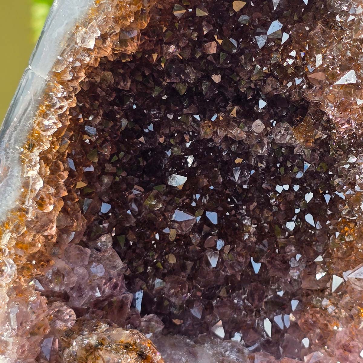 Close-up of Amethyst Druse – Geode - 48x26x21cm und 19,2kg – Steinwelten OG - Nr. 190 with sparkling purple crystals