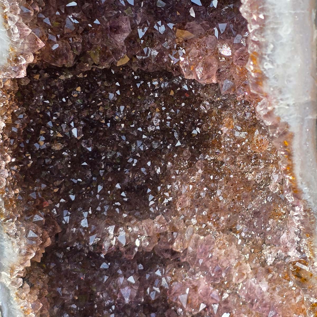 Amethyst Druse – Geode - 48x26x21cm und 19,2kg – Steinwelten OG - Nr. 190, purple and white crystals close-up