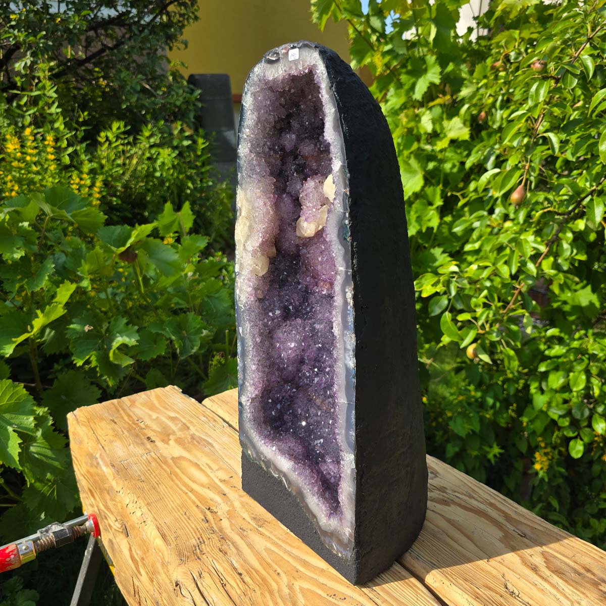Amethyst Druse – Geode - 49x22x18cm und 18,2kg – Steinwelten OG - Nr. 192 displaying unique purple crystals on wooden surface