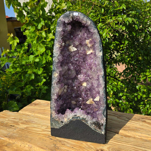 Amethyst Druse – Geode - 44x22x19cm und 16,4kg – Steinwelten OG - Nr. 193 displayed outdoors