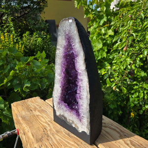 Amethyst Druse – Geode - 47x24x18cm und 21,4kg – Steinwelten OG - Nr. 196 displayed outdoors.