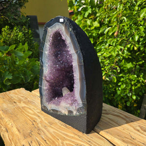 Amethyst Druse – Geode - 35x23x19cm und 17,8kg – Steinwelten OG - Nr. 198 on display outdoors, unique and stylish decor piece