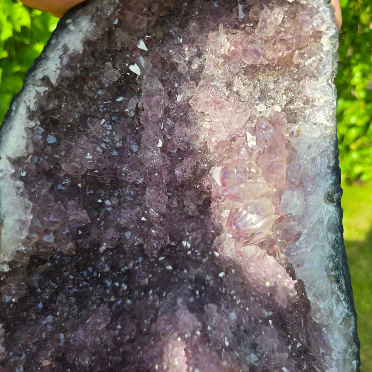 Close-up of Amethyst Druse – Geode - 38x22x19cm und 14,2kg – Steinwelten OG - Nr. 200, showcasing vibrant crystal formations.