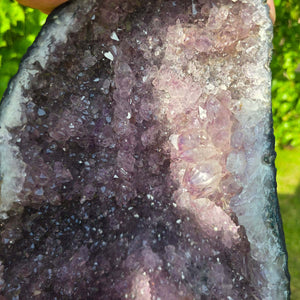 Close-up of Amethyst Druse – Geode - 38x22x19cm und 14,2kg – Steinwelten OG - Nr. 200, showcasing vibrant crystal formations.