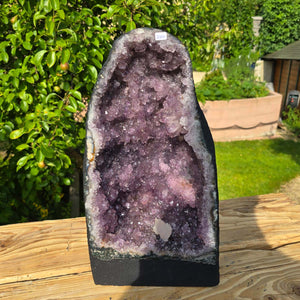 Amethyst Druse – Geode - 38x22x19cm und 14,2kg – Steinwelten OG - Nr. 200 displayed outdoors, perfect for elegant spaces.
