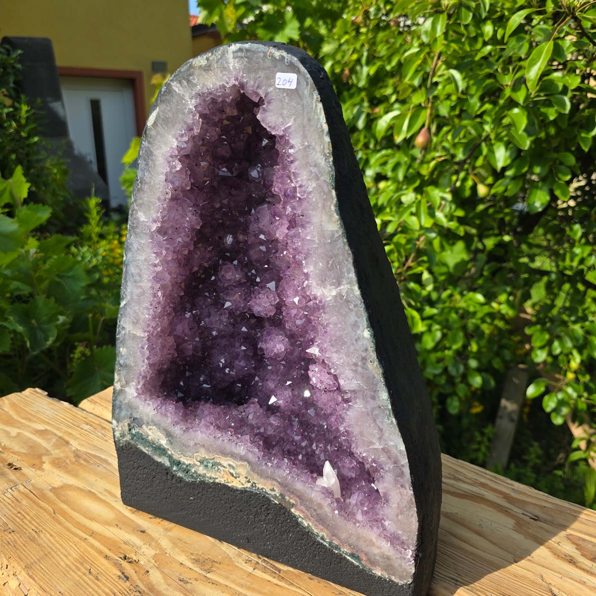 Amethyst Druse – Geode - 37x28x19cm und 19,2kg – Steinwelten OG - Nr. 204; unique amethyst crystal in sunlight.