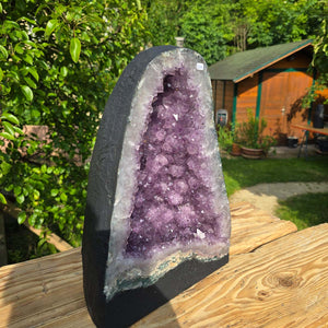 Amethyst Druse – Geode - 37x28x19cm und 19,2kg – Steinwelten OG - Nr. 204 showcasing unique amethyst crystals for stylish interiors.