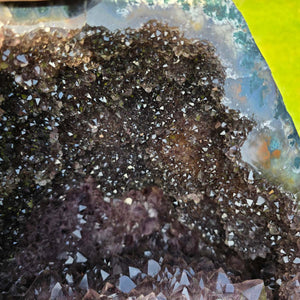 Amethyst Druse – Geode - 27x26x19cm und 14,4kg – Steinwelten OG - Nr. 209 showcasing unique crystal formations.