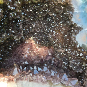 Close-up of an Amethyst Druse – Geode - 27x26x19cm und 14,4kg – Steinwelten OG - Nr. 209, showing sparkling crystal formations.