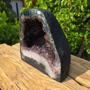 Amethyst Druse – Geode - 27x26x19cm und 14,4kg – Steinwelten OG - Nr. 209, unique home decor geode on wooden surface.