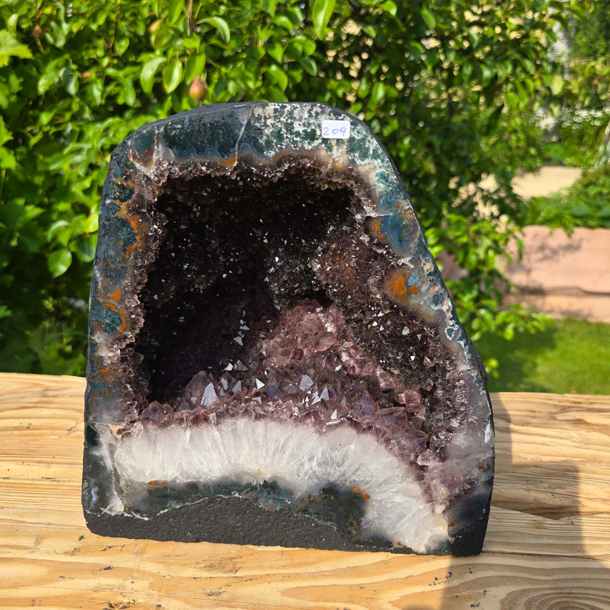 Amethyst Druse – Geode - 27x26x19cm und 14,4kg – Steinwelten OG - Nr. 209, ideal for elegant spaces and meditation purposes.