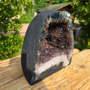 Amethyst Druse – Geode - 27x26x19cm und 14,4kg – Steinwelten OG - Nr. 209 displayed outdoors