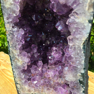 Amethyst Druse – Geode - 51x21x22cm und 26,2kg – Steinwelten OG - Nr.20, unique crystal decor for luxury interiors.