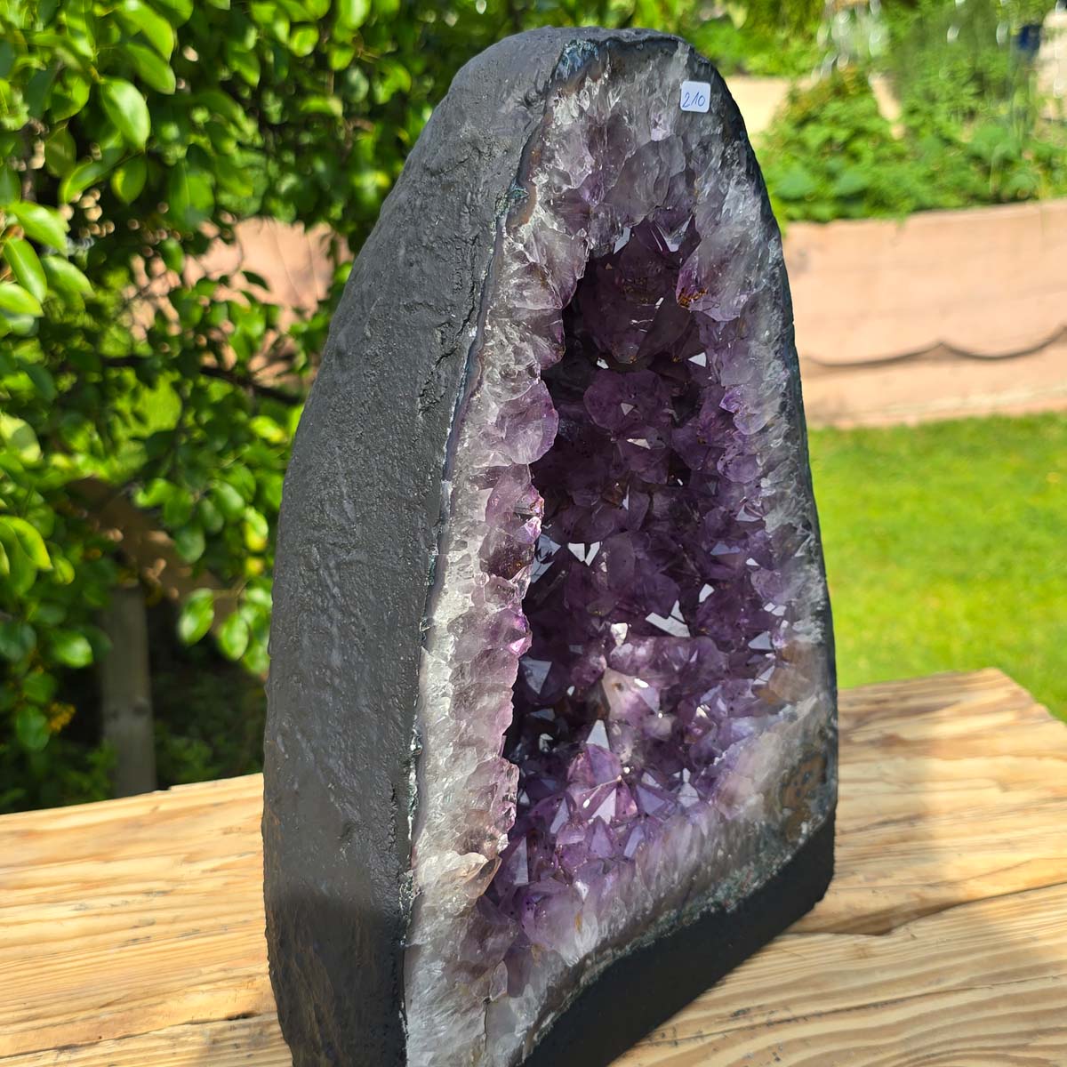 Amethyst Druse – Geode - 35x25x17cm und 16,6kg – Steinwelten OG - Nr. 210 on wooden table outdoors