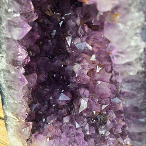 Amethyst Druse – Geode - 35x25x17cm und 16,6kg – Steinwelten OG - Nr. 210, exquisite purple crystals for elegant spaces.