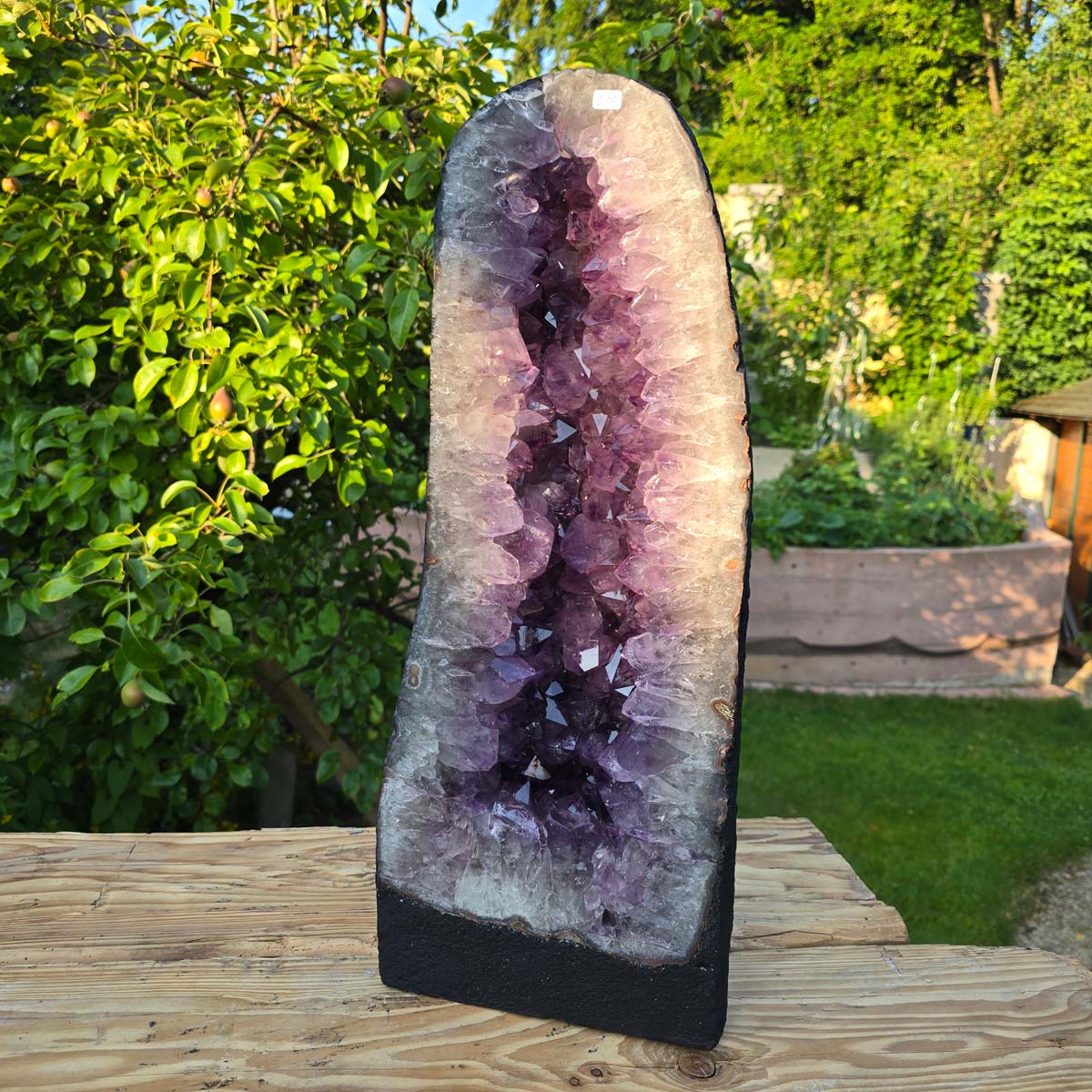 Amethyst Druse – Geode - 51x20x19cm und 22kg – Steinwelten OG - Nr. 218 in garden setting, perfect for decor and meditation.