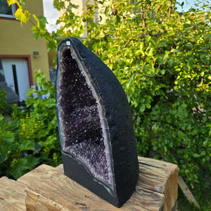 Amethyst Druse – Geode - 42x25x19cm und 17,4kg – Steinwelten OG - Nr. 230 displayed outdoors