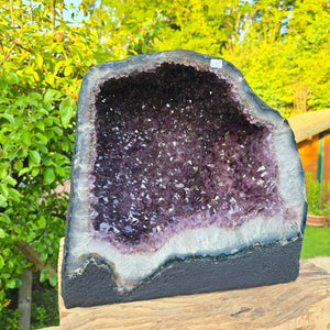 Amethyst Druse – Geode - 42x21x18cm und 19,6kg – Steinwelten OG - Nr. 235 displaying unique crystal structure outdoors