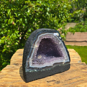 Amethyst Druse – Geode - 16x19x13cm und 4,4kg – Steinwelten OG - Nr. 245 displayed outdoors